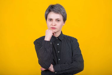 kadın el çene altında poz