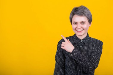 kadın işaret işaret parmağı uzakta