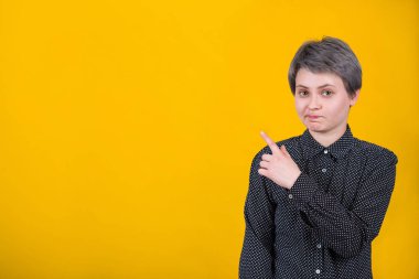 Şüpheli genç kadın işaret parmağı