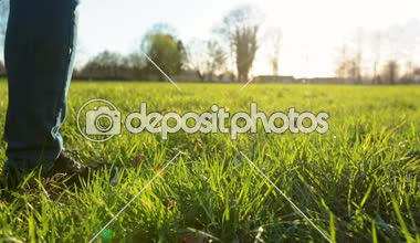 Sorumsuz genç adam açık havada doğa yeşil çim alan arka plan üzerinde kirli plastik şişe çöp atma. Küresel sorun, ekoloji sorun konsept insan tarafından neden olduğu çevre kirliliği.