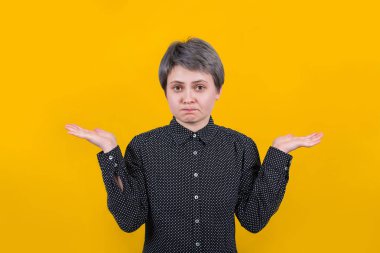 Omuzlarını belirsizlik ifade shrugging