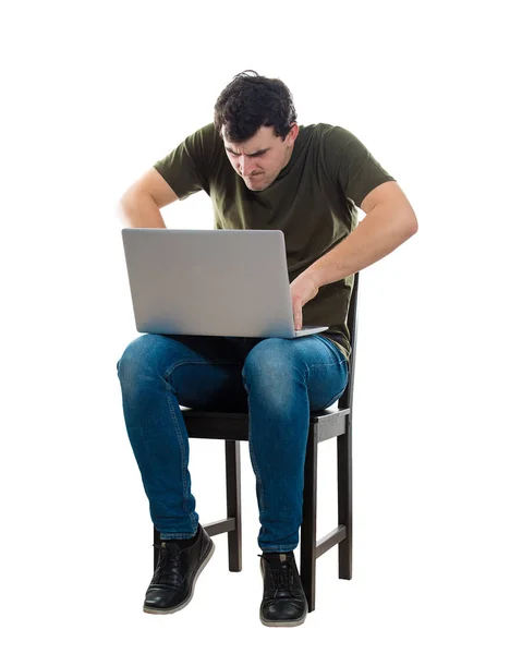 Kızgın adam üstünde laptop çalışma — Stok fotoğraf