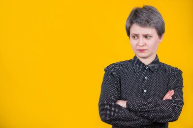 Şaşırmış gibi içine kapanık genç kadın