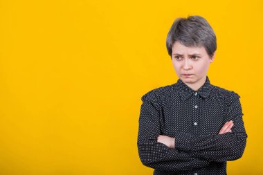 üzgün kadın içine kapanık frowns yüz