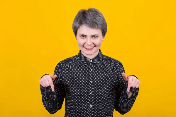 kadın aşağı dönük