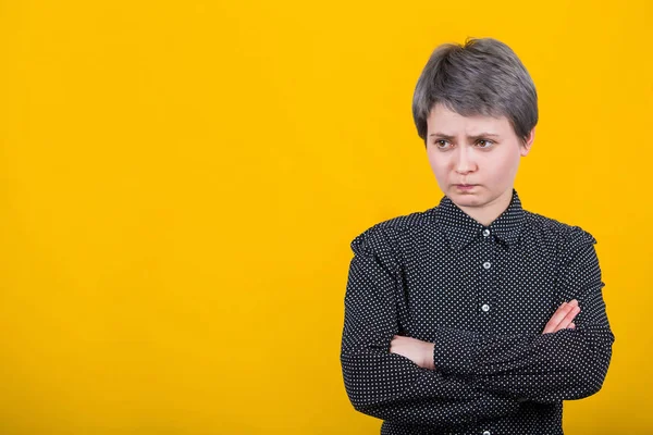 üzgün kadın içine kapanık frowns yüz