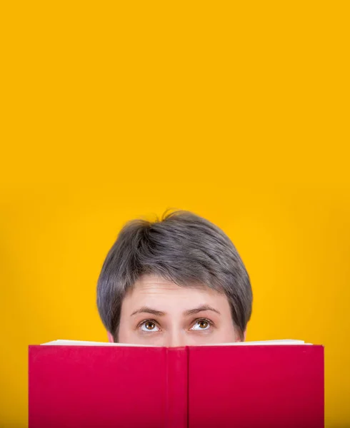 Donna nascosta dietro il libro — Foto Stock