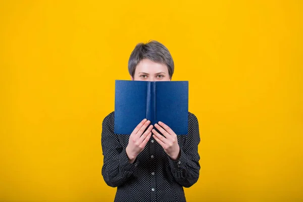 Woman reader holding textbook — Stock Photo, Image