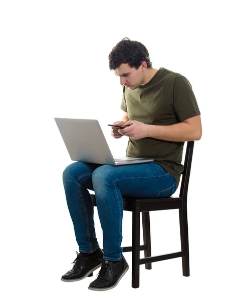 Laptop ve cep telefonu kullanan adam — Stok fotoğraf