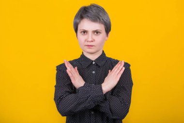 kadın yasaklama işareti gösteren