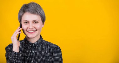 Kız telefonda konuşuyor.