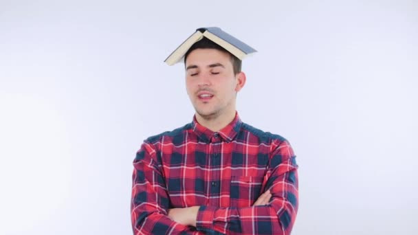 Murid Muda Yang Mengantuk Memegang Buku Yang Terbuka Kepalanya Lelah — Stok Video