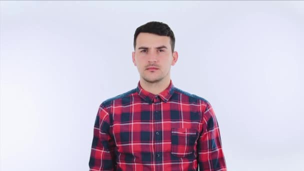 Poważny Zły Młody Mężczyzna Nosi Pled Czerwona Koszula Wskazująca Palec — Wideo stockowe