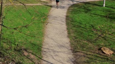 Genç atletik adam sabah koşmak. Kendini fethetmek engelleri yenmek ve kazanmak. Sağlıklı yaşam konsepti. Egzersiz jogging aktivitesi.