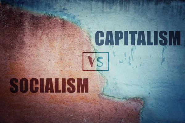 Ο σοσιαλισμός εναντίον του καπιταλισμού χωρίζεται σε τσιμεντένιο — Φωτογραφία Αρχείου