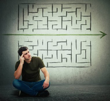 adam sorunu çözmek ve labirent kaçmak için bir çözüm bulmak