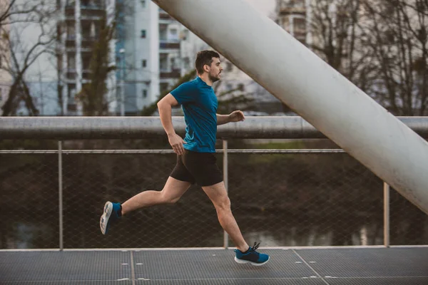 köprü boyunca hızlı koşan adam.