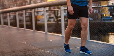 Açık havada çalışan genç adam sportif bacaklar Panoramik afiş.