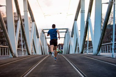 Koşan adam koşucu eğitimi