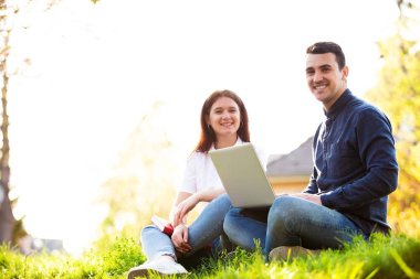 sınav için öğrenme toplantı mutlu öğrenciler