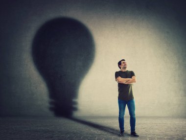 Emin adam, silah çapraz tutar, bir ampul şekli SHA döküm