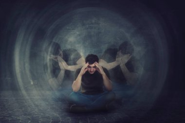 Adam yerde oturan, eller kafa, bölünmüş duygular acı