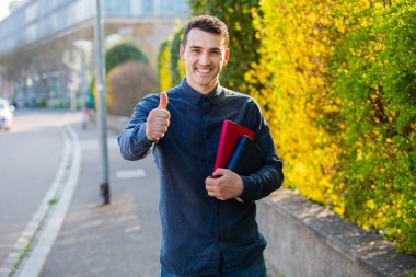 öğrenci başparmak kadar