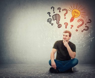 Yerde oturan Pensive adam çene altında tutan el adam var