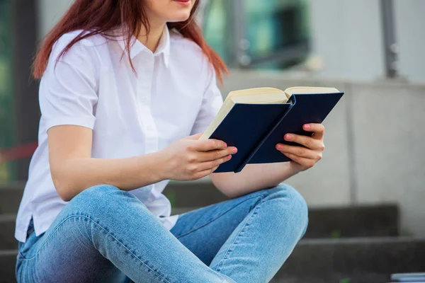 Studentin liest ihr Lieblingsbuch — Stockfoto