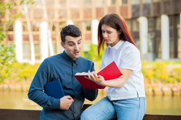 Condivisione delle conoscenze tra le persone — Foto Stock