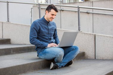 Bilgisayar kullanan öğrenci