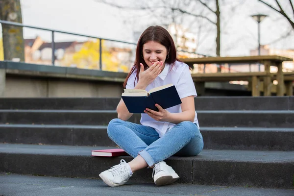 Livro de leitura do estudante — Fotografia de Stock