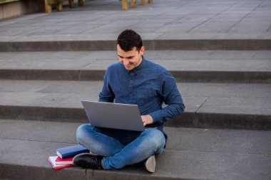 kendine güvenen öğrenci ücretsiz internet üzerinde gezinir 