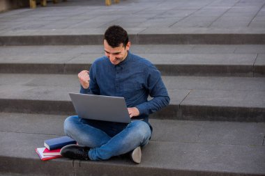 başarıyı kutlayan öğrenciler.