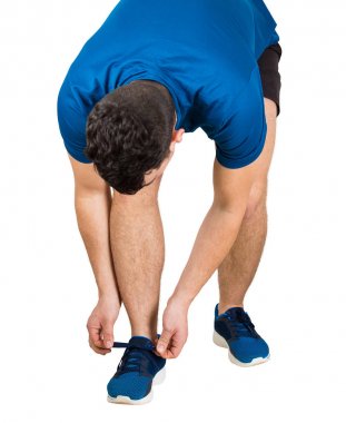 atlet beyaz arka plan üzerinde izole ayakkabı bağcıkları bağlama. Spor