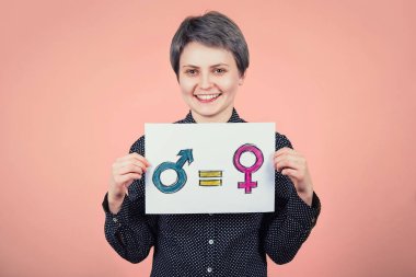 Pretty genç kadın hipster karışıklık ile beyaz bir kağıt kağıt tutan