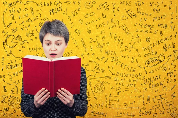 Verdutzte Leserinnen, die erstaunt in ein Buch schauen. mathematisches Kalkül — Stockfoto