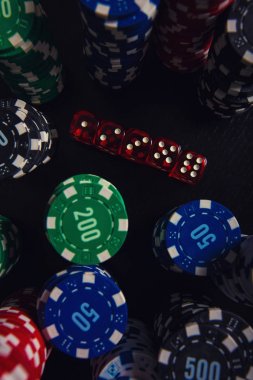 Farklı renkli poker fişleri yığınları kapatın ve dic oynarken