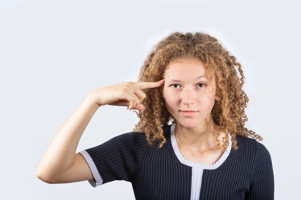 Chica Adolescente Segura Con Emoticono Reflexivo Apuntando Cabeza Chica Joven —  Fotos de Stock