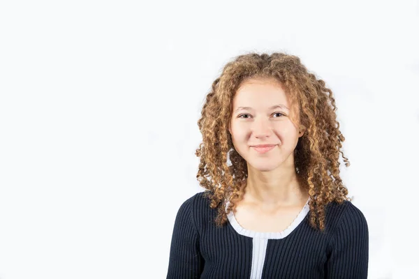 Retrato Menina Adolescente Feliz Com Cabelo Encaracolado Sorrindo Olhando Para — Fotografia de Stock