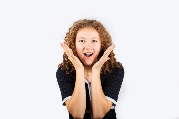 Chica joven positivamente sorprendido — Foto de Stock