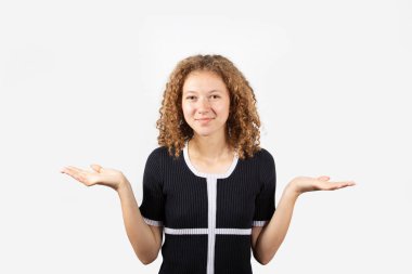 Kıvırcık saçlı mutlu genç kızın portresi gülümseyen