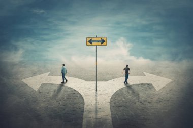 İki adam farklı yollara giden ortak yolu değiştirir. Bölünmüş cro