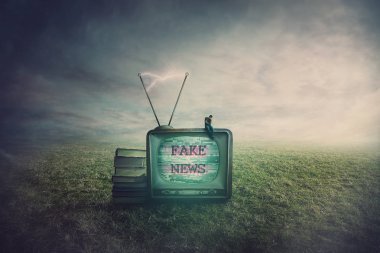 Bir op eski bir Tv kutusunda oturan küçük bir adam olarak gerçeküstü sahne