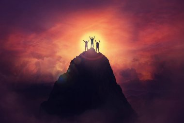 Birlikte üç kişilik bir grup olarak engelleri aşmak yükselterek