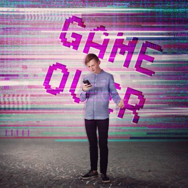 Cep telefonu kullanarak hoşnutsuz ergen çocuk softwar çok şey var