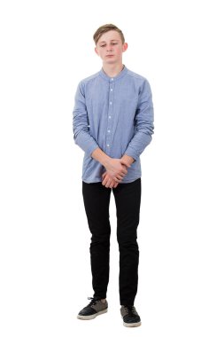 Düşünceli genç adam tam uzunlukta portre olarak aşağı bakıyor 