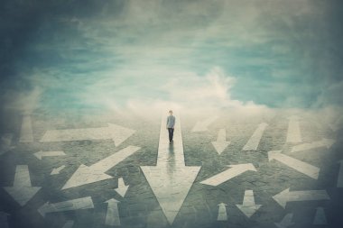 Genç çocuk birden fazla yanlış seçilen bir yol emin yürüme 