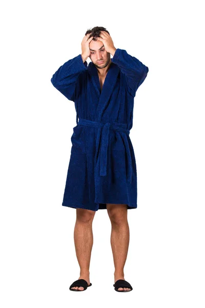 Ganzkörperporträt des verspäteten jungen Mannes trägt blauen Bademantel — Stockfoto