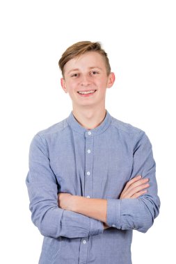 Pozitif genç çocuk ellerini katlayıp kameranın dişine bakıyor. 